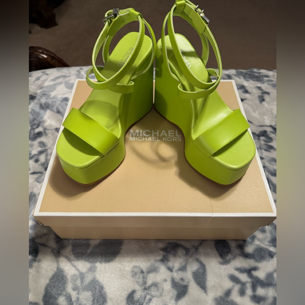 “MICHAEL KORS”Women's Paola Platform Sandal.